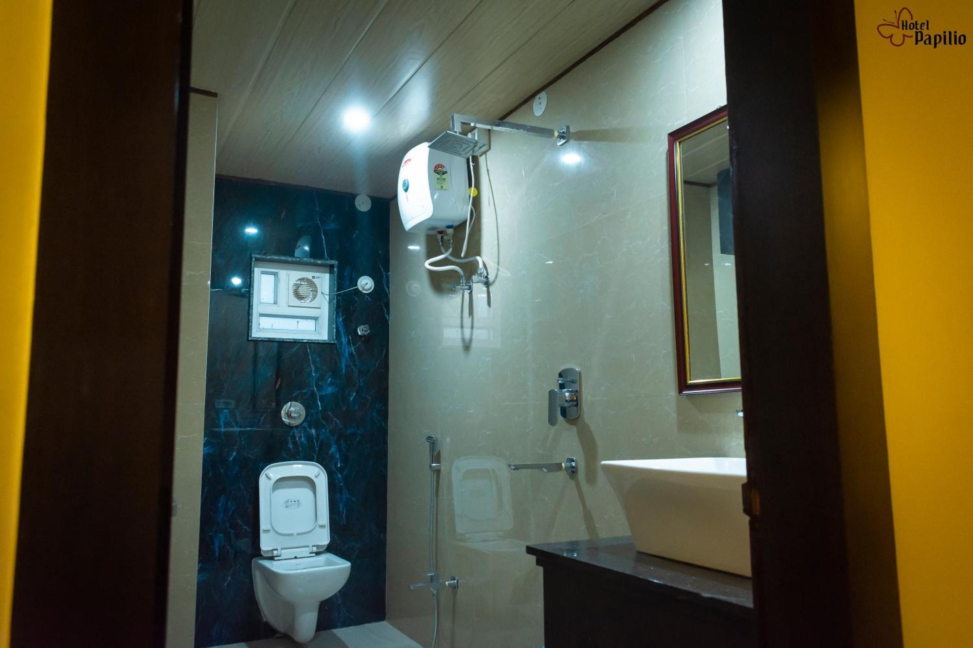 Hotel Papilio Māldah Dış mekan fotoğraf