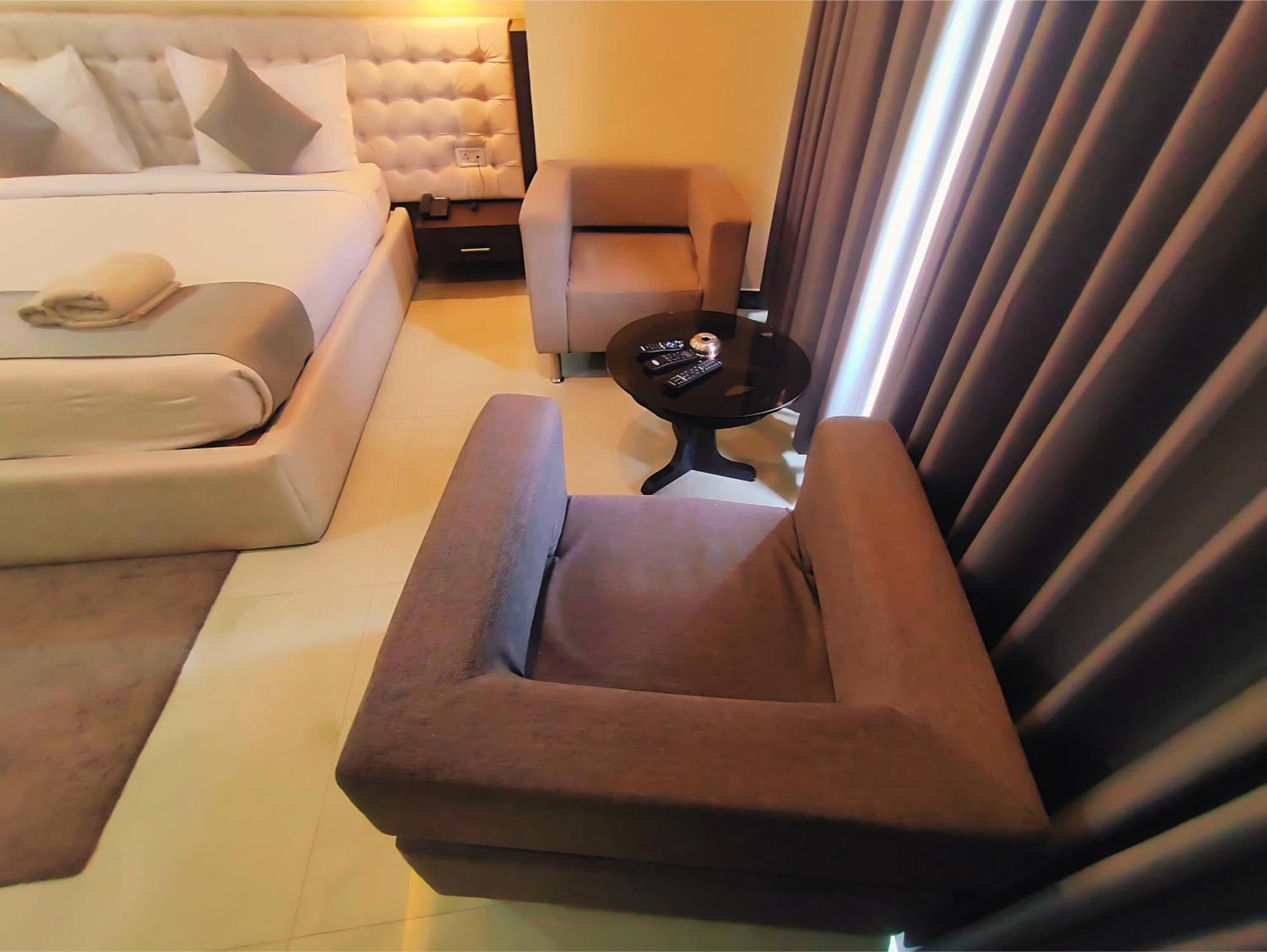 Hotel Papilio Māldah Dış mekan fotoğraf