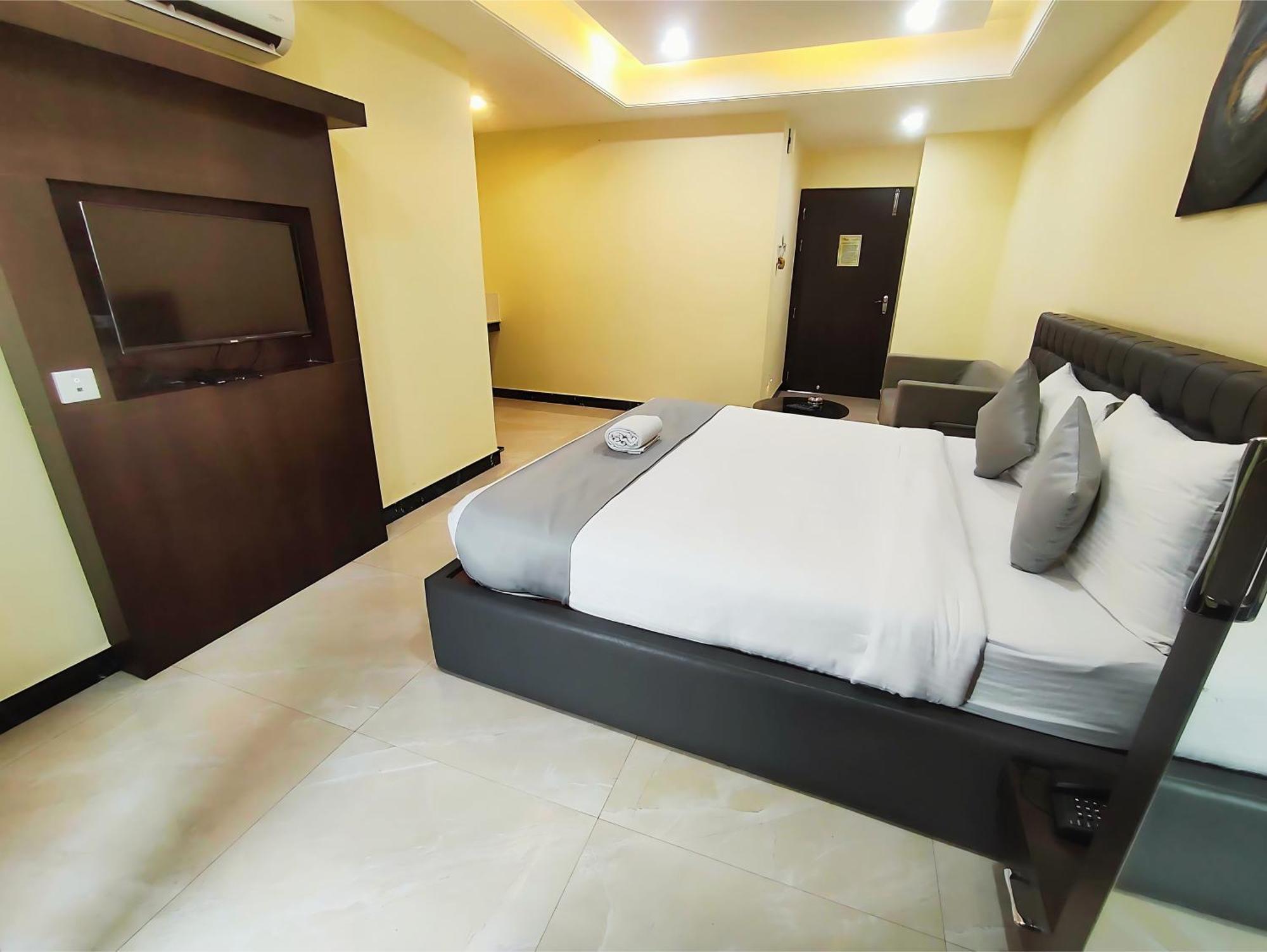 Hotel Papilio Māldah Dış mekan fotoğraf