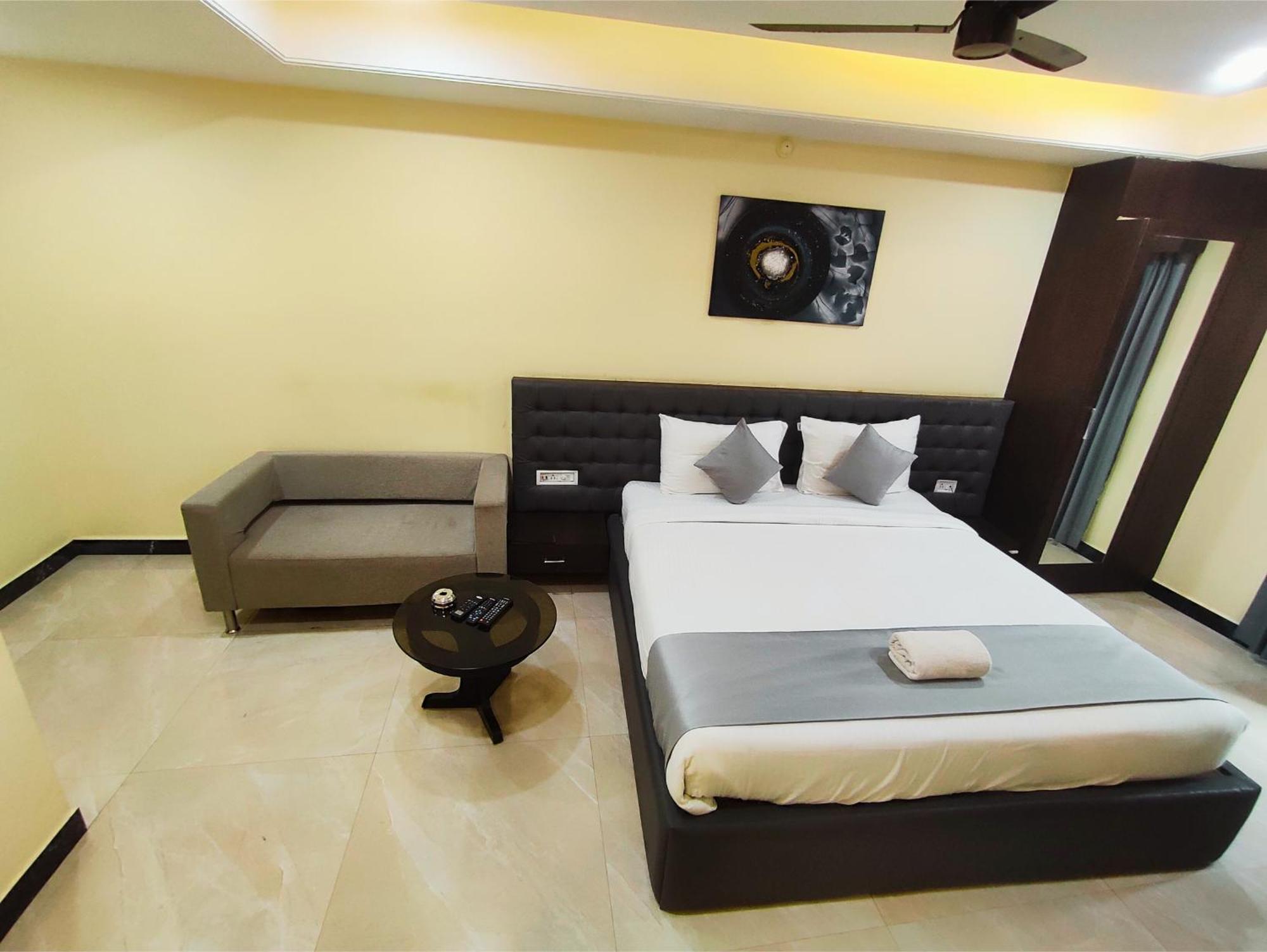 Hotel Papilio Māldah Dış mekan fotoğraf