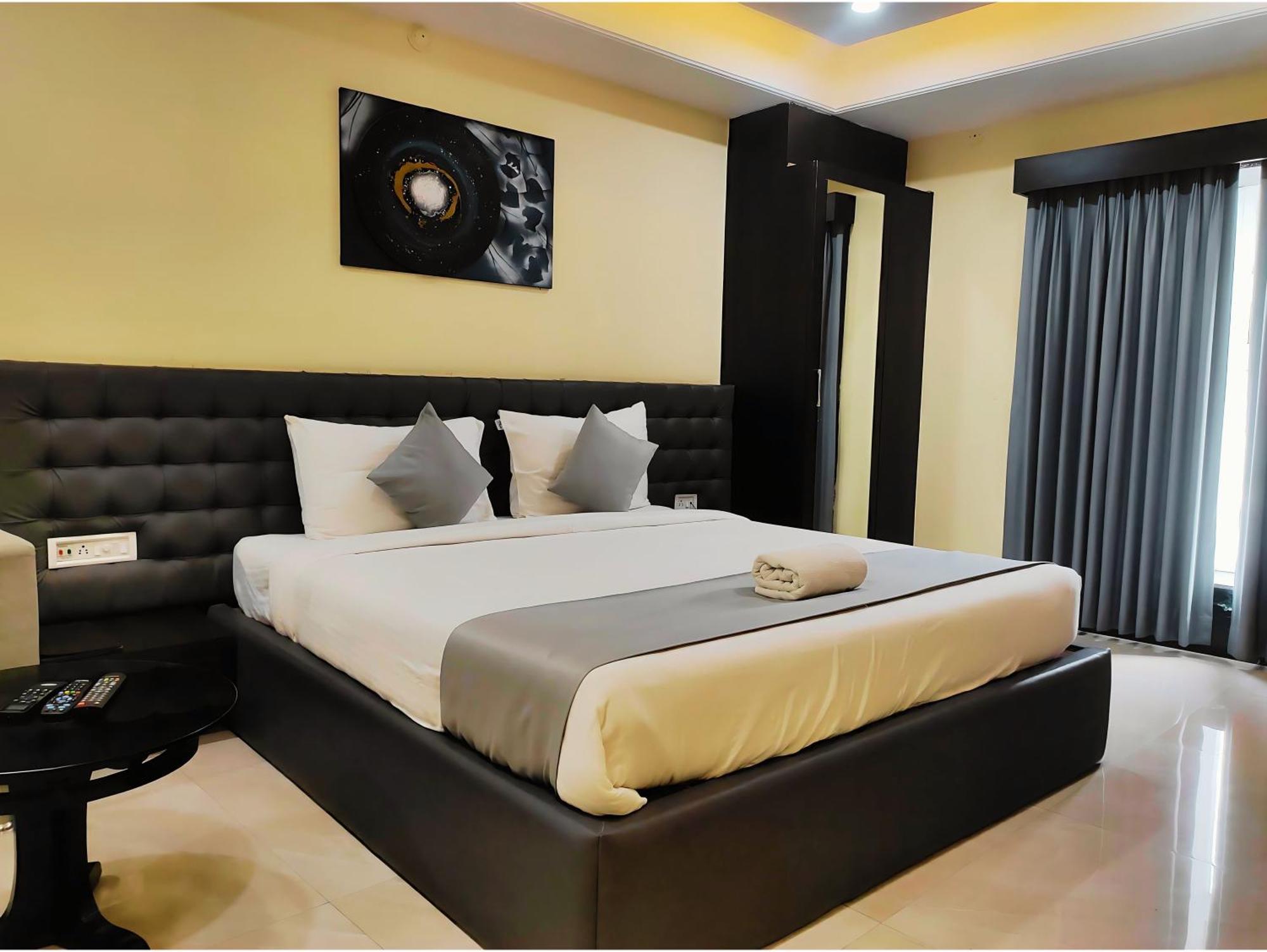 Hotel Papilio Māldah Dış mekan fotoğraf