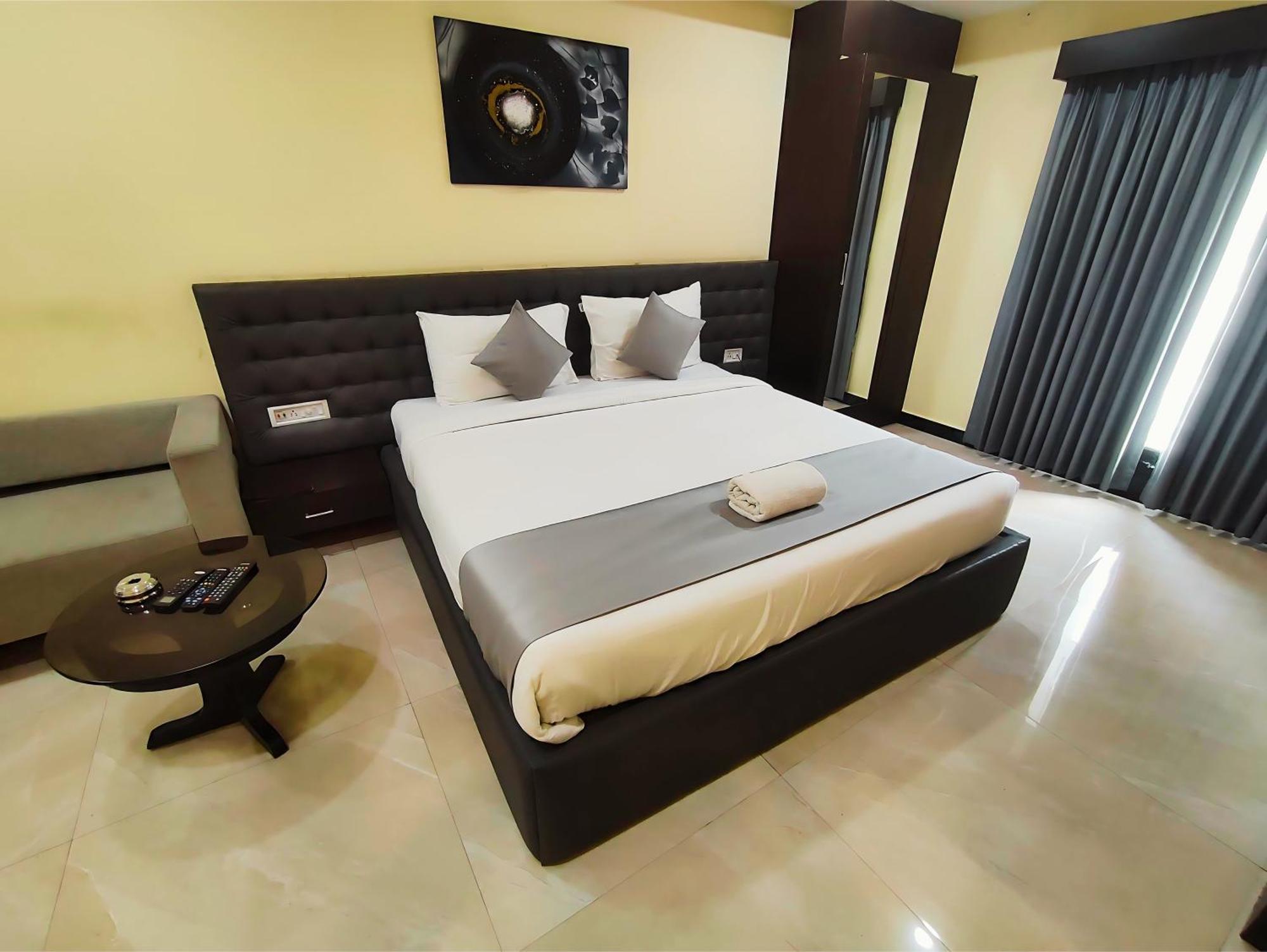 Hotel Papilio Māldah Dış mekan fotoğraf